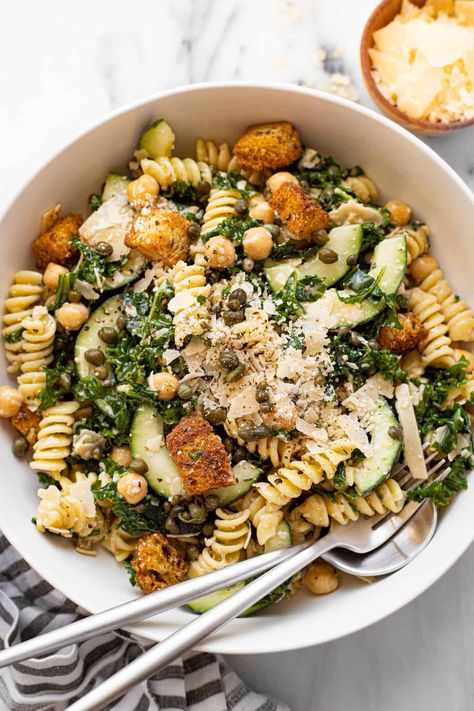 Kale Caesar Pasta Salad | Do you have 20 minutes to prep healthy lunches for the week? You'll love this pasta salad is loaded with kale and tossed in a yogurt based Caesar dressing! #midwestfoodie Pasta Caesar Salad, Lunches For The Week, Caesar Pasta Salad, Caesar Pasta, Kale Caesar, Kale Pasta, Caesar Dressing, Healthy Lunches, Caesar Salad