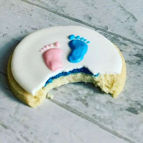 24 Smart and Lovely Cookie Ideas for Gender Reveal Party Gender Reveal Ideas Cookies, Cookie Gender Reveal Ideas, Gender Reveal Royal Icing Cookies, Gender Reveal Baked Goods, Gender Reveal Cookies Decorated, Gender Reveal Cookies Ideas, Cookie Gender Reveal, Ideas For Gender Reveal Party, Gender Reveal Sugar Cookies