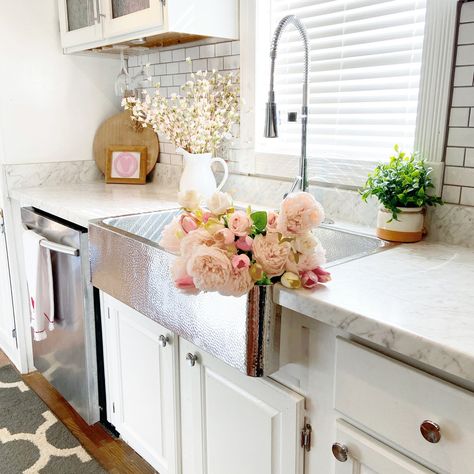 Stainless Steel Farmhouse Kitchen, Stainless Steel Apron Sink, Stainless Steel Farmhouse Sink, Kitchen Centerpiece, Flip House, Fireclay Farmhouse Sink, Farmhouse Kitchen Sink, White Subway Tile Backsplash, Apron Sink Kitchen