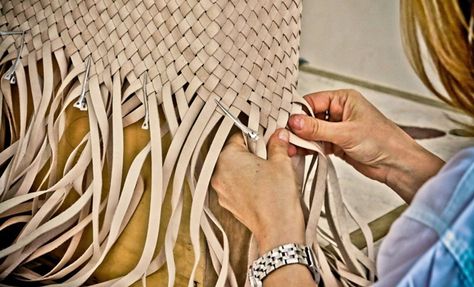 how to weave leather Leather Techniques, Art Du Cuir, Leather Tutorial, Italian Leather Purse, Textile Recycling, How To Weave, Woven Leather Bag, Diy Leather Bag, Bao Bao