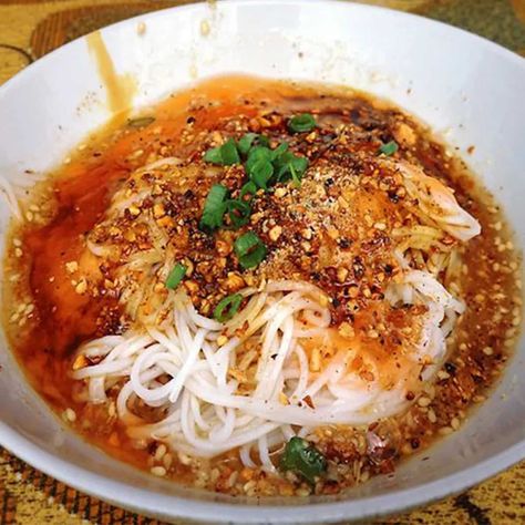 Meeshay is a Burmese cuisine dish of rice noodles with a meat sauce. It became a specialty of the Shan people of Eastern Myanmar. Try this easy and quick recipe to make Meshay with handful of ingredients like rice noodles, sprouts, chicken breast, starch, onions, peanuts, garlic along with ssome sauces and flavourful spices. Myanmar Food Recipe, Burmese Food, Pork Broth, Asian Flavors, Meat Sauce, Noodle Dishes, Rice Noodles, Marinated Chicken, Italian Dishes