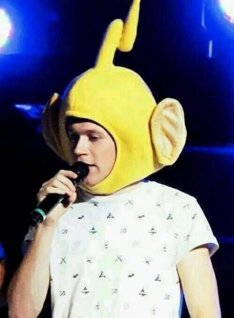 Niall Horan, One Direction, A Man, Singing, Yellow, Funny