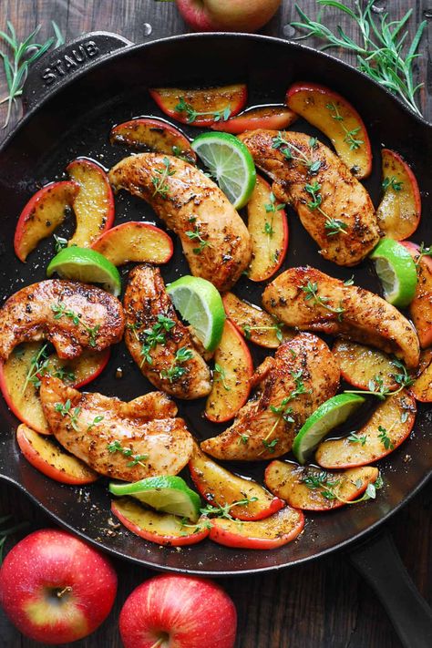 Chicken with Apples, Maple-Lime Sauce, and lime slices - in a cast iron skillet. Fall Chicken Breast Recipes, Chicken With Apples, Harvest Meals, Julia's Album, Emily Bites, Dude Food, Chicken Apple, Apple Chicken, Dinners To Make