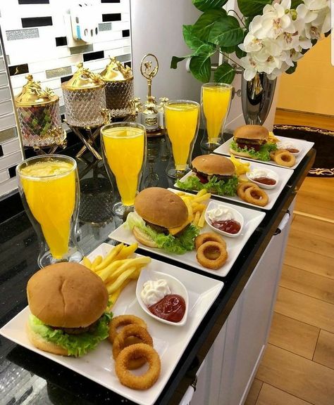 Plating Breakfast Presentation, Party Food Buffet, Catering Ideas Food, Beef Burger, Food Displays, Food Display, Buffet Food, Food Platters, Food Presentation