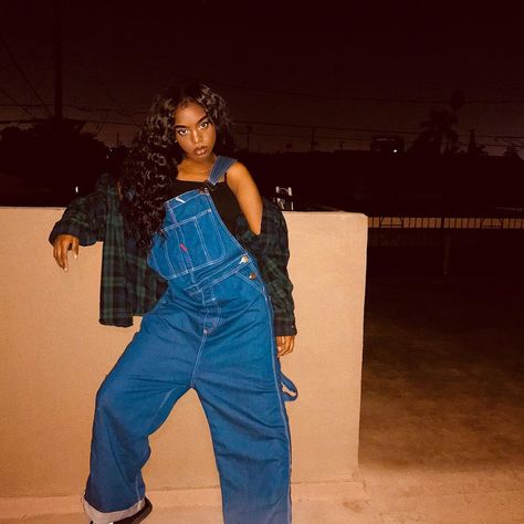 Baggy Overalls Outfit, 90s Overalls Outfit, Bby Bruh, Overalls Outfit Summer, Bookworm Clothes, Black 90s Fashion, Overalls Outfit, Spooky Szn, Cute Preppy Outfits