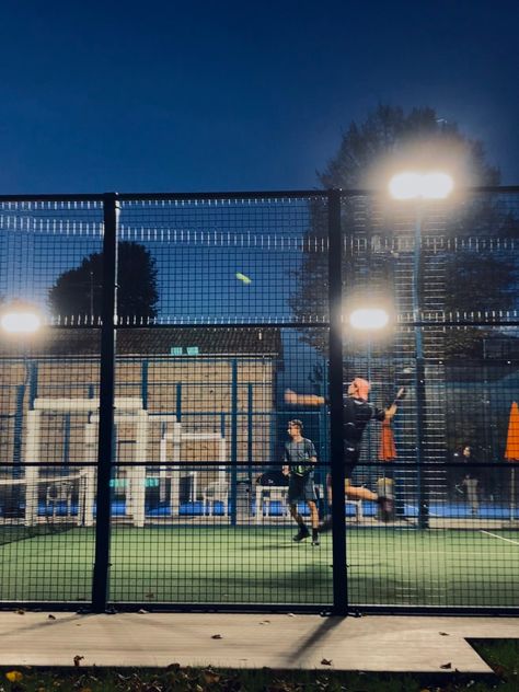 padel sport aesthetic Paddle Tennis Aesthetic, Old Money Tennis Aesthetic, Old Money Tennis, Night Tennis, Tennis Vibe, Aesthetic Old Money, Sport Aesthetic, Tennis Aesthetic, Aesthetic Old