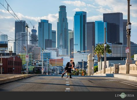 03-Downtown-Los-Angeles-Engagement-Photography Downtown La Photoshoot, Los Angeles Photography Locations, Los Angeles Photoshoot, Los Angeles Engagement Photos, Engagements Pictures, Downtown Buildings, Grad Poses, Urban Adventure, Los Angeles Photography