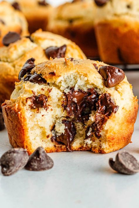 The Best Gluten Free Chocolate Chip Muffins - Delectable Food Life Gluten Free Cupcakes Easy, Gluten Free Chocolate Chip Muffins, Gluten Free Muffin, Chocolate Chip Muffins Easy, Easy Muffin Recipe, Family Breakfast Recipes, Bakery Style Muffins, Homemade Chocolate Chips, Gluten Free Sourdough