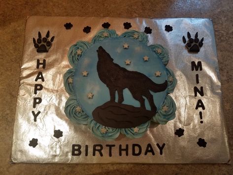 Wolf Pull Apart Cupcake Cake, Howling Wolf, Cupcake Cake, Wolf Howling, Cookie Art, Cake Decorating Tips, Decorating Tips, Cake Ideas, Wizard