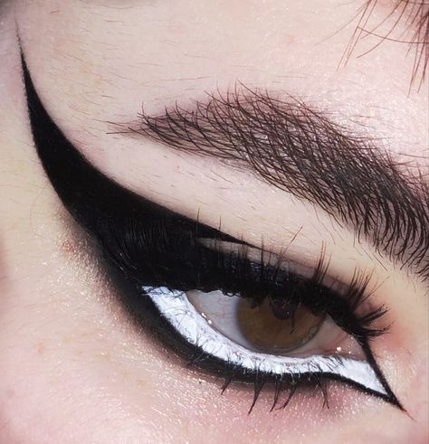 #eyemakeup #eyeliner #black #white #makeup Black And White Eyeliner, Black White Makeup, White Eyeliner Looks, Spooky Wedding, Black And White Makeup, Eyeliner Ideas, Harleen Quinzel, White Eyeshadow, Song Cover