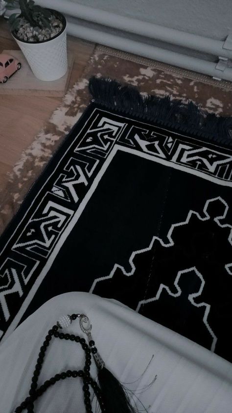 Sajadah Aesthetic Wallpaper, Prayer Mat Islam, Islamic Aesthetic, Man Praying, Muslim Prayer Mat, Mat Aesthetic, Al Qur'an Photography, Logo Wallpaper Hd, Qur'an Photography