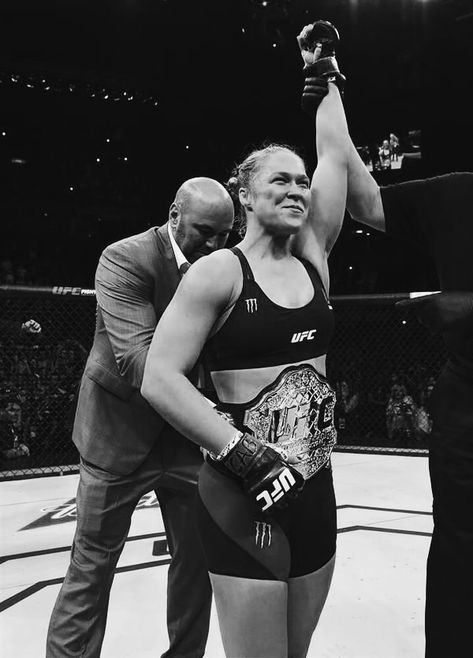 Ufc Women Fighters, Mma Women Fighters, Women Mma, Figure Competition Diet, Mma Motivation, Winning Boxing, Ronda Jean Rousey, Mma Videos, Mma Girls