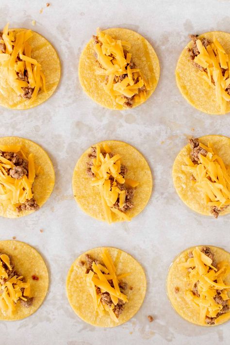 Mini Beef Tacos, Mini Taco Appetizer, Mini Tacos Recipe, Mini Chicken Tacos, Taco Appetizers, Oven Tacos, Mini Breakfast, Cheese Tacos, Mini Tacos