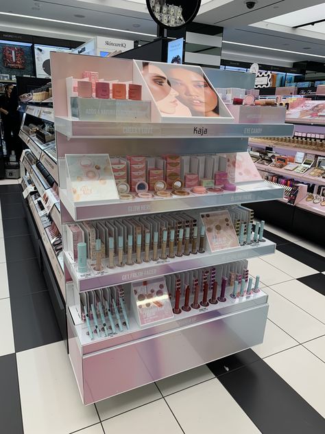 Sephora end cap - only white and pastel colors Sephora Display Design, Sephora Display, Tokyo Lifestyle, Makeup Display Ideas, Kiosk Store, Sephora Store, Makeup Shelves, Makeup Counter, Visual Merchandiser