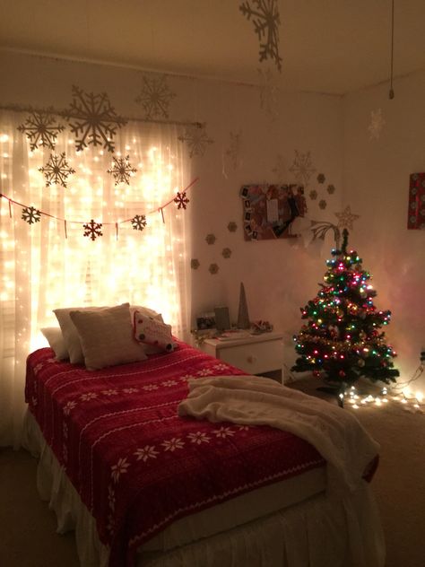 Christmas Decor Small Room, Small Bedroom Christmas Tree, Christmas Tree In Room, Christmas Room Decor Ideas Bedrooms, Christmas Room Aesthetic, Christmas Bedrooms Cozy, Christmas Room Inspiration, Christmas Tree Bedroom, Christmas Tree Room