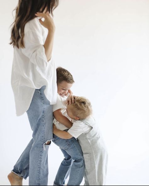 Family Photo Denim And White, Jeans Family Photo Shoot, White Studio Family Photos, Jean And White Family Pictures, White And Denim Outfits Photoshoot, Denim Photoshoot Family, Denim And White Family Pictures, Denim Family Photoshoot, Christmas Studio