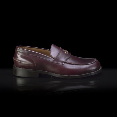 The Daytona Oxford is crafted from 100% vegetable-tanned handmade Italian leather, in rich oxblood, with natural leather lining and a 100% handmade leather sole.✨️
⁠
This esteemed Oxford raises the standard for Oxford shoes the world over; its minimalist yet rich and elegant styling and sophisticated craftsmanship is second to none.⁠
⁠
WALK LIKE YOU MEAN IT.  ⁠
⁠
@BarolloItaly

#Barollo #WalkLikeYouMeanIt #Handmade #MadeInItaly #LuxuryShoes #HandmadeShoes #CustomShoe #LuxuryDesign Elegant Styling, Mean It, Handmade Shoes, Custom Shoes, Handmade Leather, Natural Leather, Luxury Shoes, Italian Leather, Leather Handmade