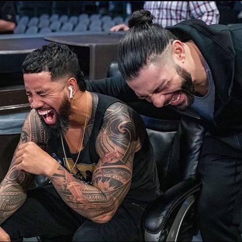 FATU on Instagram: “😂........😐 @romanreigns 🔥#TheNumberOneContender #ClashOfChampions” Jimmy And Jey Uso, Wwe Funny Pictures, Wwe Funny, Roman Reigns Family, The Bloodline, Roman Reigns Smile, Paul Heyman, Roman Reigns Wwe Champion, Joe Anoaʻi