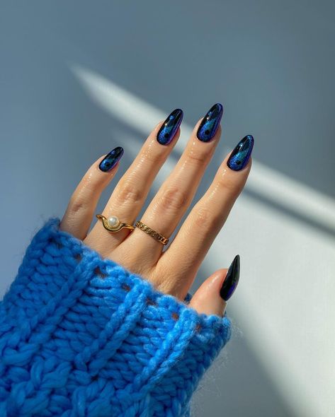 𝐟𝐫𝐚𝐧𝐜𝐢♥’s Instagram profile post: “a subtle, shimmery yin-yang design to remind yourself that the good cannot exist without the bad☯️ @cirquecolors night fever over memento…” Black And Blue Nails, Party Manicure, Yin Yang Nails, Short Almond Shaped Nails, Grow Long Nails, Blue Nail Art Designs, Dark Blue Nails, Velvet Nails, Blue Nail Art