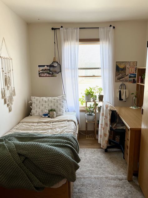 small dorm room ideas small dorm room ideas layout double small dorm room ideas layout small dorm room ideas layout single small dorm room ideas aesthetic Aesthetic Single Dorm Room, Single Dorm Room Ideas Minimalist, Single Bed Dorm Room, British Dorm Room, 12x8 Bedroom Layout, College Dorm Room Ideas Small, Big Dorm Room Ideas, Cute Uni Accomodation, Single Dorm Room Aesthetic