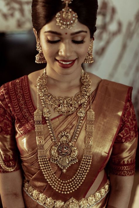 Photo of gold bridal look with layered temple necklaces Sarees South Indian, Kerala Wedding Saree, Saree Indian Wedding, South Indian Bride Saree, Indian Wedding Saree, South Indian Wedding Saree, South Indian Bridal Jewellery, Pengantin India, Kerala Bride