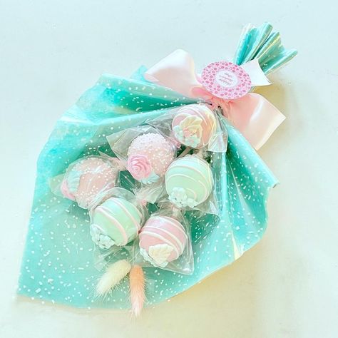 Cake Pop Bouquet, Deserts Cupcakes, Easter Cake Pops, Mothers Day Desserts, Cake Pop Designs, Free Range Eggs, Food Bouquet, Chocolate Cake Pops, Cake Pop Decorating