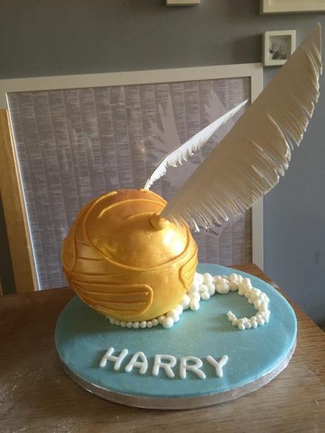 Harry Potter Snitch cake Snitch Cake, Harry Potter Snitch Cake, Harry Potter Snitch, Harry Potter Birthday Cake, Harry Potter Birthday, 10th Birthday Parties, Harry Potter Party, 10th Birthday, Cake Smash