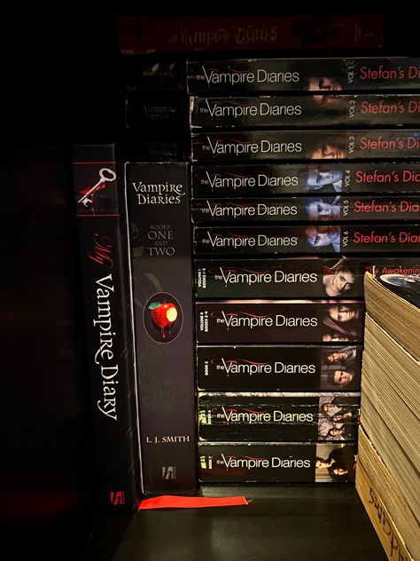 The Vampire Diaries Book Cover, Vampire Diaries Book Aesthetic, Vampire Books Aesthetic, Books About Vampires, Best Vampire Books, Vampire Books To Read, Vampire Movies List, Vampire Diaries Book Series, Books Aesthetic Dark