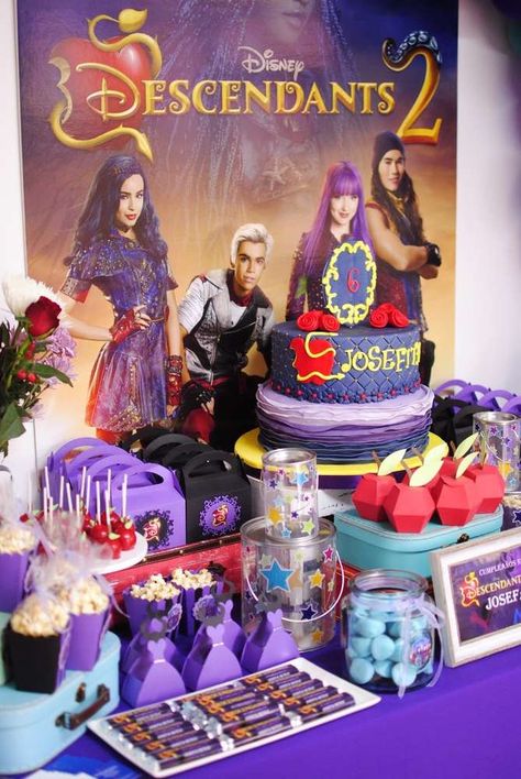 Descendants Birthday Party Ideas, Descendants Party Ideas, Descendants Birthday Party, Descendants Party Ideas Birthdays, Descendants Cake, Aaliyah Birthday, Disney Descendants Party, 2 Birthday Party, Estilo Zendaya