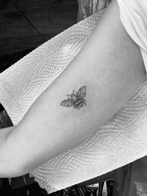 Tattoo Bees, Red Tattoo, Red Tattoos, Bee Tattoo, Infinity Tattoo, Jesus Fish Tattoo, Aesthetic Pictures, Tatting, Body Art