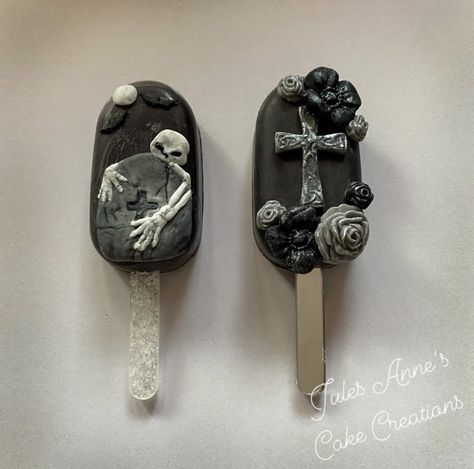 Spooky Graveyard Halloween Cakescicles.. By Jules-Anne’s Cake Creations. Spooky Mini Cakes, Goth Cake Pops, Goth Cookies, Goth Baking, Rip Birthday, Goth Food, Paleta Magnum, Spooky Foods, Horror Food