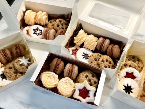 Christmas Cookie Box Packaging Ideas, Christmas Baking Boxes Gift Ideas, Scones Packaging Ideas, Christmas Dessert Boxes, Christmas Cookies Present, Desert Box Gift, Christmas Sweet Box Ideas, Cookies Box Packaging Design, Baked Goods Box