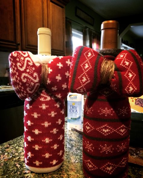 Wine Socks Gift, Wine Bottles Gift Wrap, Wine Cozy, Bottle Gift Wrapping, Wine Holders, Sock Designs, Fun Christmas Party Games, Christmas Ideas Gifts, Gift Wrapping Techniques