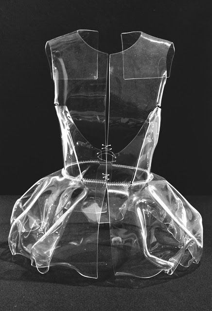 Clear Plastic Dress - fashion armour; transparency; sculptural fashion // Vaillo +Irigaray Sculptural Fashion, Plastic Dress, Textil Design, Dior Haute Couture, Kleidung Diy, Viktor Rolf, Futuristic Fashion, Cat Walk, Future Fashion