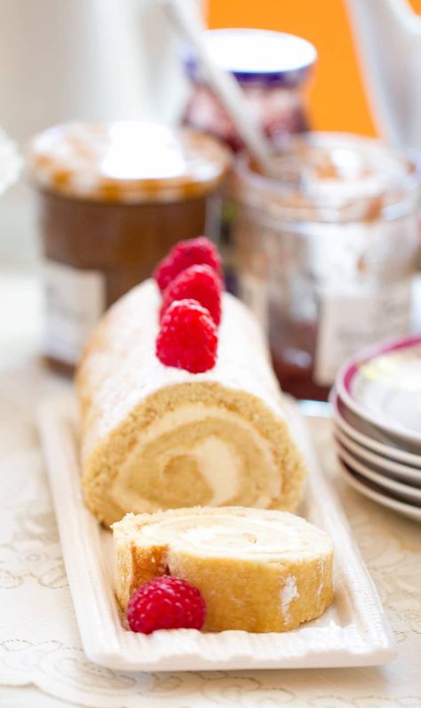 Sponge Cake Roll Recipe, Roll Cake Recipe Vanilla, Sponge Cake Roll, Mascarpone Filling, Homemade Lemonade Recipes, Light Dessert, Cake Roll Recipes, Vanilla Sponge Cake, Afternoon Tea Party