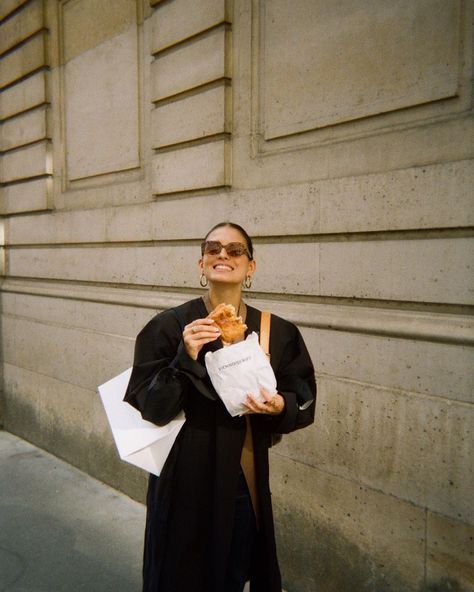 Street Fashion Photoshoot, Veuve Cliquot, City Outfit, City Shoot, Mode Hijabi, Photographie Portrait Inspiration, Street Portrait, Photographie Inspo, Fall Photoshoot