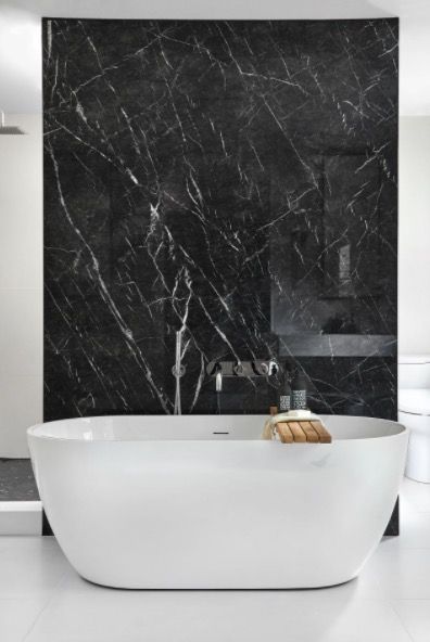 Marble Feature Wall, Black Marble Bathroom, Marble Bathroom Floor, Marble Bathroom Accessories, Marble Tile Bathroom, White Marble Bathrooms, Bathroom Design Black, Simple Bathroom Decor, Porcelain Black