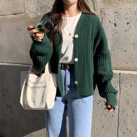 Green Jeans Outfit, Green Cardigan Outfit, Cardigan Outfit Aesthetic, Pale Blue Jeans, Green Jacket Outfit, Cardigan Tutorial, Dark Green Cardigan, Crochet Cardigan Tutorial, Outfit Cardigan