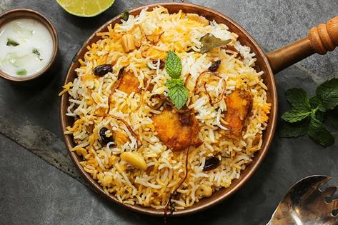 Around the World in Rice: 7 Traditional Rice Dishes Chicken Biryani Recipe Indian, Easy Biryani, Easy Biryani Recipe, Fish Biryani, Sup Ayam, Chicken Biryani Recipe, Bawang Bombay, Dum Biryani, Recipe Indian