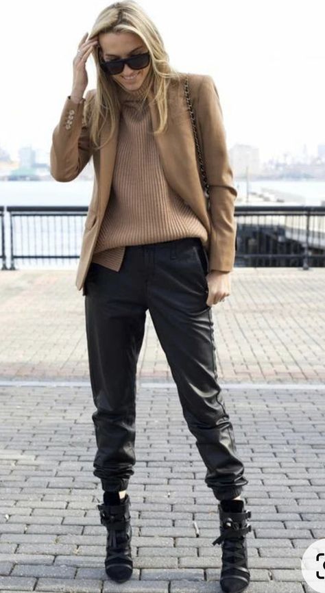 Jogger Pants Outfit Dressy, Leggins Outfit, Jogger Pants Outfit, Camel Blazer, Satin Joggers, Leather Pants Outfit, Leather Joggers, Outfits Dressy, Joggers Outfit