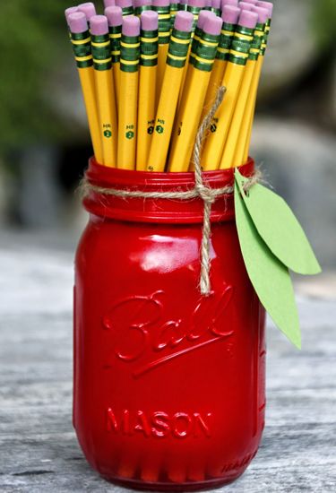 Get your fall fruit fix by crafting these apple-themed jars, perfect for holding pencils, rulers, or other school supplies. Apple Mason Jar, Mason Jar Teacher Gifts, Fall Mason Jar Crafts, Teachers Appreciation Week Gifts, Mason Jar Projects, School Teacher Gifts, Jar Gifts, Mason Jar Diy, Gifts For Teachers