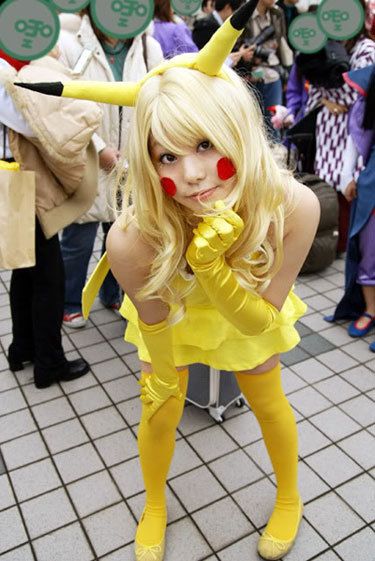 pikachu cosplay I wanna be pikachu too Pikachu Halloween Costume, Pikachu Cosplay, Pikachu Costume, Pokemon Costumes, Couple Cosplay, Asian Cosplay, Pokemon Cosplay, Kawaii Cosplay, Family Costumes