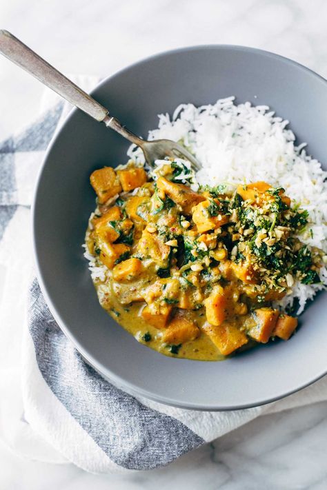 Creamy Thai Sweet Potato Curry - spinach and sweet potatoes covered with a velvety coconut curry sauce. Healthy, easy, vegetarian/vegan. | pinchofyum.com Thai Mat, Thai Sweet Potato, Sweet Potato Curry, Winter Comfort Food, Potato Curry, Food Blogs, Tasty Recipes, Curry Recipes, Vegetarian Dishes