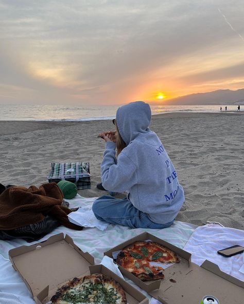 Weekend Aesthetic, Picnic Pictures, Beach Week, Beach Instagram Pictures, Fall Beach, Belitung, Winter Beach, Beach Date, Beach Friends