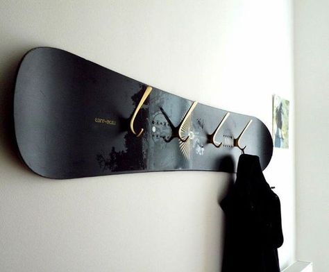 Ideas For Repurposing Old Skis and Snowboards: Trash to Treasure | Buckmans.com Snowboard Bench, Skateboard Room, Skateboard Furniture, Deco Surf, Old Skis, Antique Mirror Wall, Mirror Wall Bathroom, Trash To Treasure, Snowboards