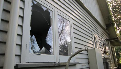 #Glass #windows often give you a tough time, especially if you live in a place where the climate is a bit harsh. It could be external pressure or #temperature, or even seeping moisture that can do the damage. Window Glass Repair, Dealing With Loss, Knee Wall, Short Vacation, Broken Window, House Window, Glass Repair, Window Repair, Frameless Shower