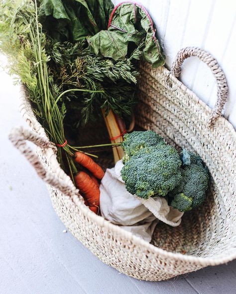 10.5k Followers, 1,150 Following, 542 Posts - See Instagram photos and videos from Dans le sac (@dans_le_sac) Farmers Market Aesthetic, Market Aesthetic, Farmers Market Ideas, Reusable Produce Bags, Eco Life, Grocery Haul, Waste Free, Market Ideas, Zero Waste Living