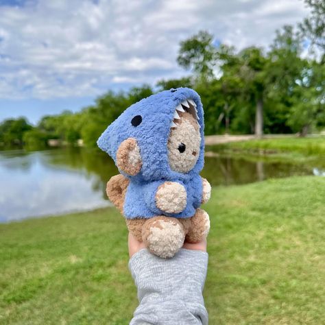 baby monkey in a shark hoodie 🦈 🐒🤍 available on my etsy ☁️ hoodie monkey pattern by me, shark mod freehanded 🫧 tags 🏷️ #crochet #amigurumi #crochetplushie #amigurumiplush #crochetmonkey #amigurumimonkey #monkey Crochet Plushies With Clothes, Fun Crochet Animals, Cutest Crochet Animals, Giant Crochet Amigurumi, Aesthetic Crochet Amigurumi, Cute Crochet Animals Free Pattern Easy, White Things To Crochet, Crochet Clothes For Stuffed Animals, Boyfriend Crochet Gift