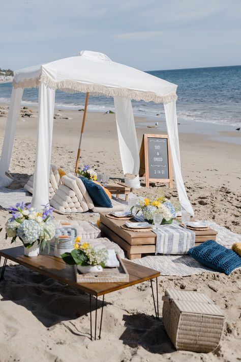 Beach Setup Ideas, Beach Proposal Setup, Beach Bonfire Parties, Wedding Rugs, Beach Setup, Beach Picnic Party, Sunset Proposal, Event Venue Design, Picnic Setup