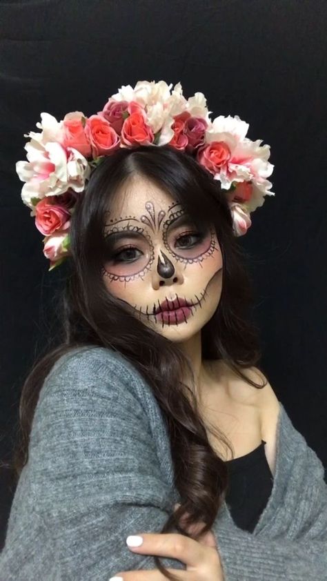 Katrina Outfits Halloween, Katrina Makeup La Catrina, Catrina Hairstyle, Mexican Skeleton Costume, Mexican Skeleton Makeup, Day Of The Dead Makeup Half Face, Mexican Halloween Makeup, Coco Makeup Halloween, Mexican Make Up